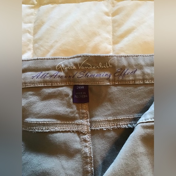 Tan Shorts 24W - Picture 4 of 4